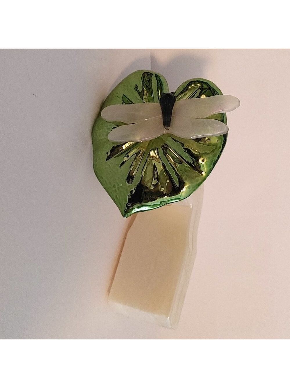 BEAUTIFUL BATH AND BODY WORKS Dragon Fly on Lily pad wallflower plug in